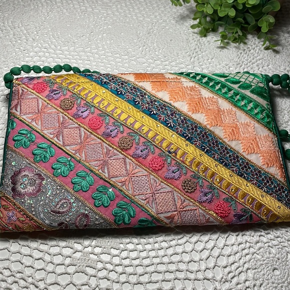 New! Embellished Embroidered tapestry purse - Picture 7 of 8